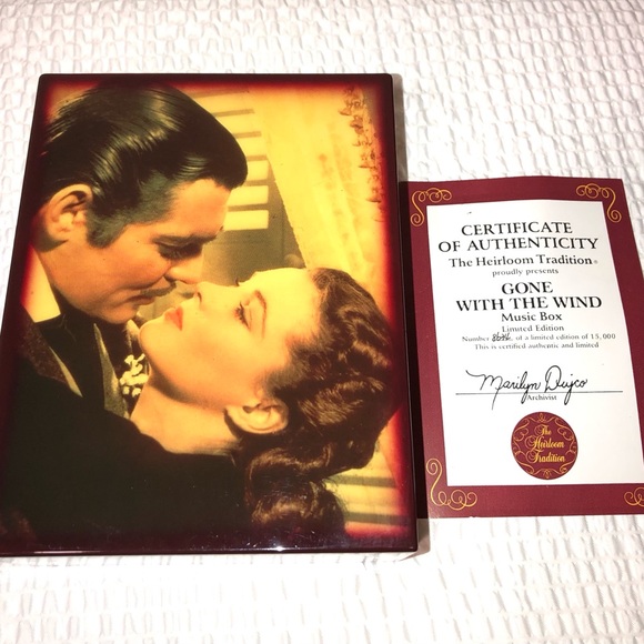 ANTIQUE GONE WITH THE WIND MUSIC BOX 7”3/4” X 6” X 2 1/2 Plays perfectly $ 50.00 - Picture 4 of 10
